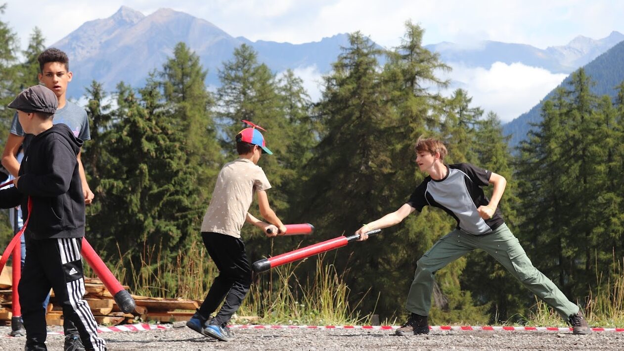 Spielende Kinder / Jugger
